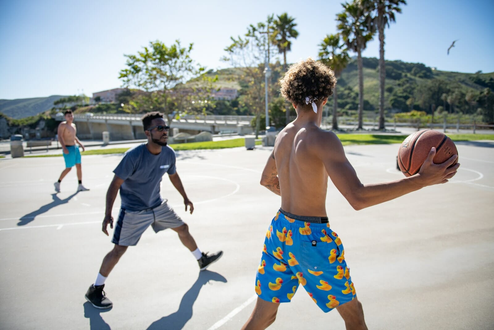 how to pass a basketball